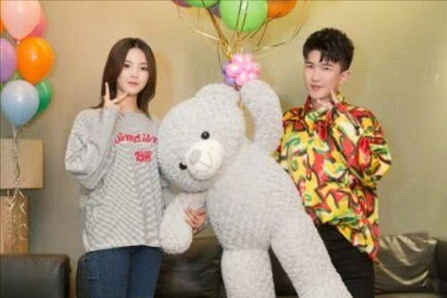 为了吃瓜他进娱乐圈,他意外踏入娱乐圈,开启璀璨星途